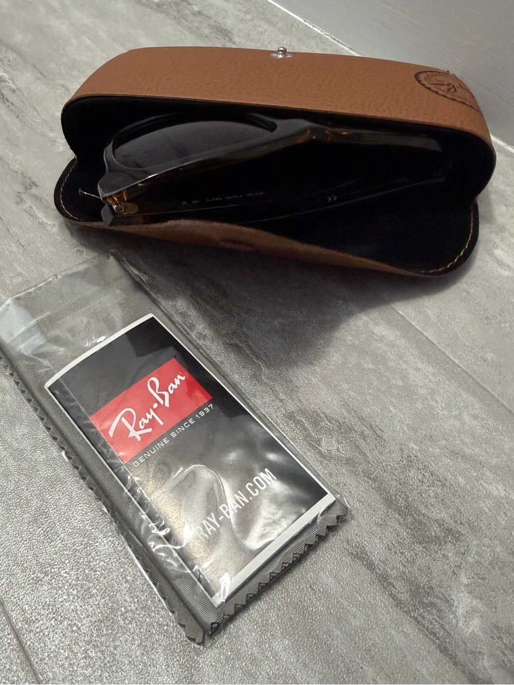 Ray-Ban Brown Tortoiseshell Polarized Sunglasses with Brown Case - Picture 3 of 5